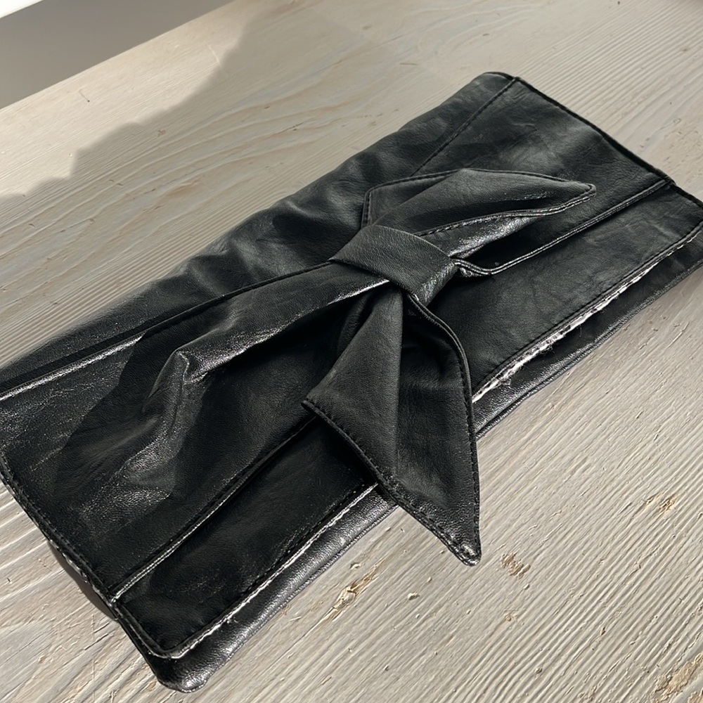 Vintage 1980s faux black leather clutch with large bow - Picture 3 of 6